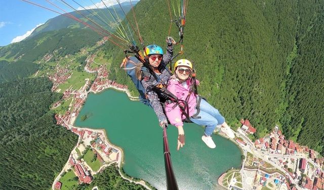Uzungöl semalarında yamaç paraşütü heyecanı