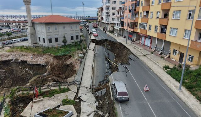 Rize'de yurt inşaatının kazısında istinat duvarı ve yol çöktü: 3 bina tahliye edildi