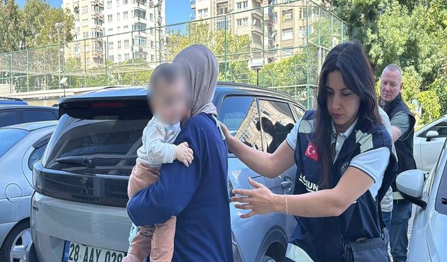 Kucağında bebeğiyle, çantasında 1 kilogram metamfetaminle yakalandı