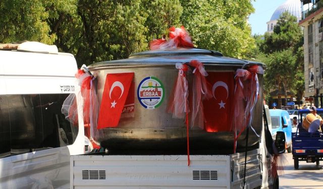 100 bin 60 dolmanın pişeceği dev kazanı iş makinesi taşıdı