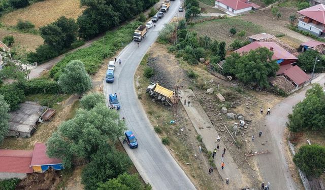 Freni boşalıp devrilen kamyonun şoförü öldü; yakınları feryat etti