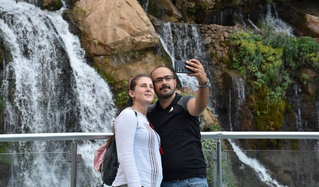 Doğu Karadeniz'deki Tomara Şelalesi doğa tutkunlarını ağırlıyor