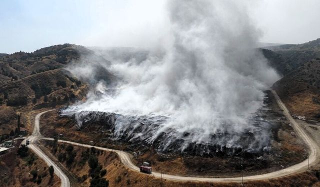 Amasya'da 5 gündür içten içe yanan çöplükten yükselen duman kenti etkiliyor