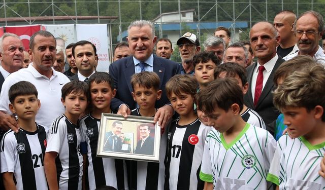Gençlik ve Spor Bakanı Bak, İkizdere İlçe Stadı'nda incelemelerde bulundu