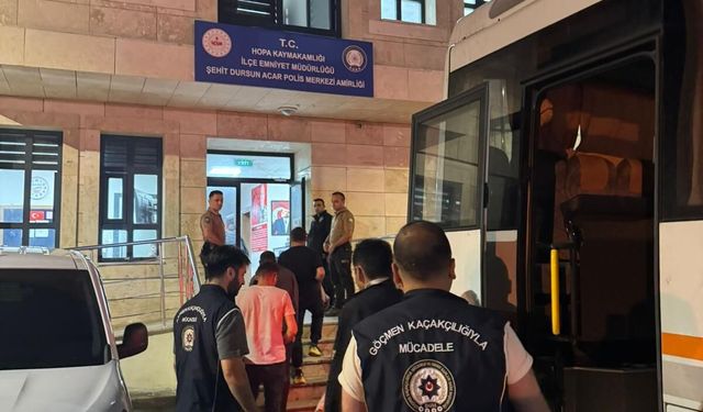 Hopa'da 56 göçmen yakalandı; 3 şüpheliye işlem yapıldı