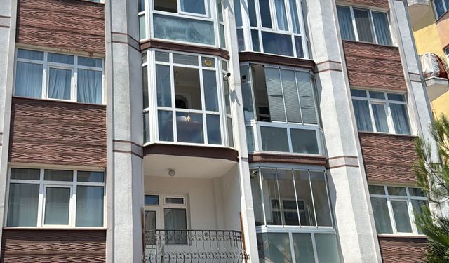 Ablasının cesedi ile 1 hafta aynı evde kalan engelli, hastaneye kaldırıldı