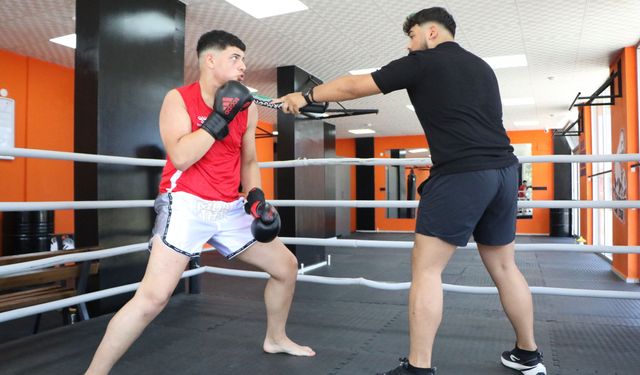 Kuzeninden görüp başladığı dövüş sporlarında dereceler yapan Taha, Dünya Şampiyonası'na hazırlanıyor