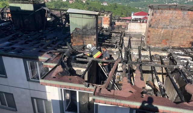 Ordu'da 6 katlı binanın çatısı alevlere teslim oldu