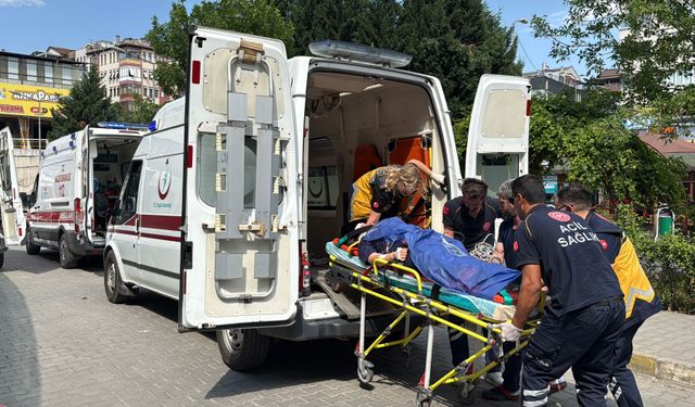 Otomobil, TIR'a arkadan çarptı: 1 ölü, 6'sı çocuk 8 yaralı