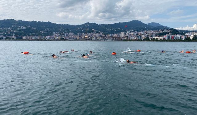 Rize'de 15 Temmuz şehitleri anısına kulaç attılar