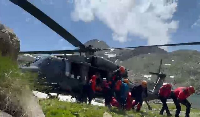 Rize'de dağ tırmanışında yaralanan dağcıya helikopterli kurtarma