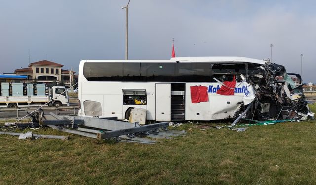 Yolcu otobüsü, bariyer ve tabelaya çarptı: 4'ü ağır, 13 yaralı