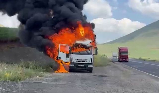 Erzurum'da seyir halindeyken yangın çıkan kamyon kullanılamaz hale geldi