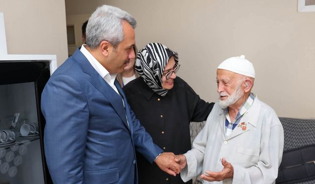 Rize’nin hayattaki son Kore Gazisi Enis Marangoz’a vefa ziyareti
