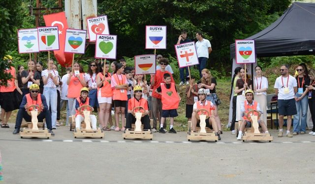 Rize'deki festivalde 12 ülkeden katılımcılar tahta arabalarla yarıştı