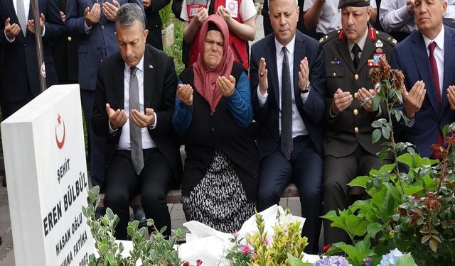 Şehit Eren Bülbül, kabri başında anıldı