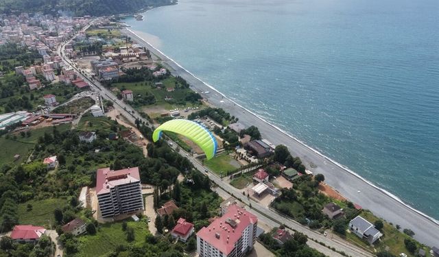 Kemalpaşa'da yamaç paraşütü yarışması heyecanı