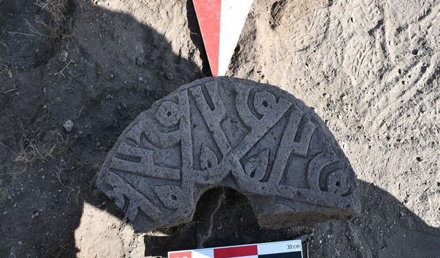 Selçuklu Mezarlığı'nda 'Hz. Muhammed'in ismi yer alan bezemeli taş bulundu