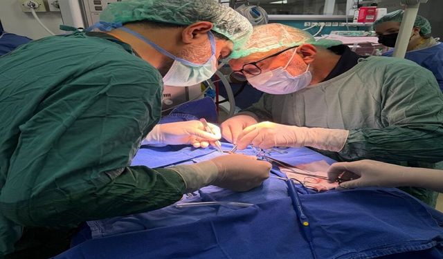 610 gram doğan Rüzgar bebeğe, yoğun bakım ünitesinde yatak başında kalp ameliyatı