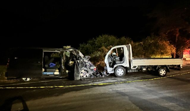 Bayburt'ta kamyonetle hafif ticari aracın çarpıştığı kazada 8 kişi yaralandı
