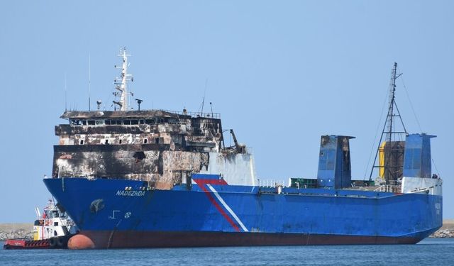 Karadeniz'de dron saldırısına uğrayan "NADEZHDA" isimli gemi Samsun'a getirildi