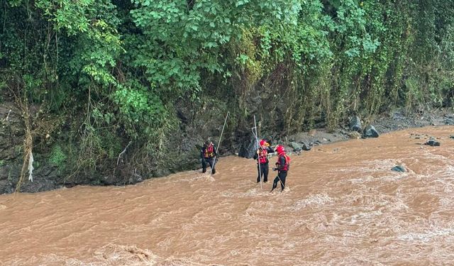 Giresun'da sel sularına kapıldığı değerlendirilen 2 kişi için arama çalışması başlatıldı