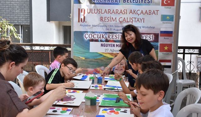 Trabzon'da çocuklar "Resim Çalıştayı"nda hayal dünyalarını tuvale yansıttı