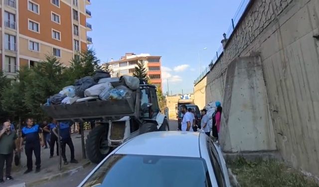 Anne ve oğlunun site içinde biriktirdiği 4 kamyon çöp temizlendi