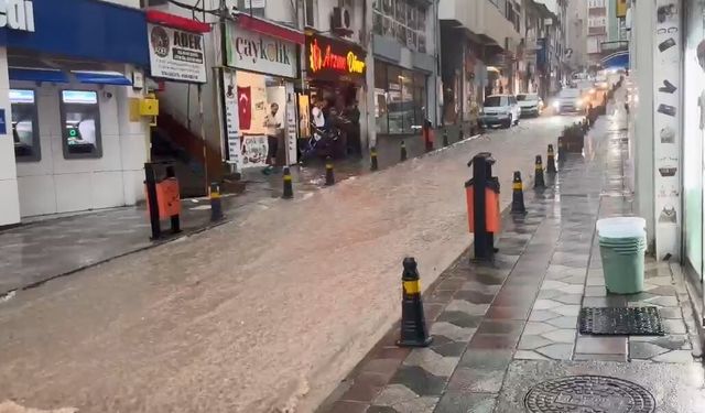 Artvin'de sağanak; ev ve iş yerlerini su bastı