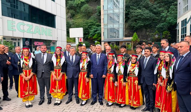 Bakan Bolat: Sarp Gümrük Kapısı'ndan geçişler her geçen gün artmakta