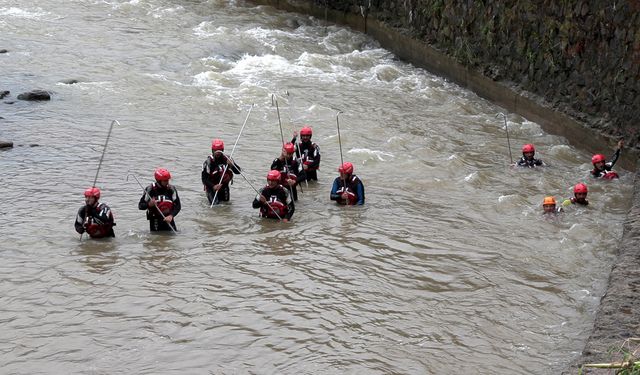 Giresun'da selde kaybolan dayı ve yeğeni arama çalışmaları 3'üncü gününde