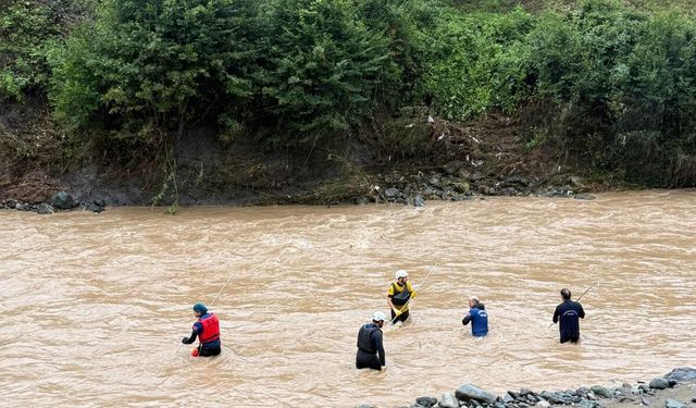 Giresun'da sular çekildi, çamur kaldı: 2 kişi aranıyor