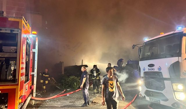 İnşaat malzemelerinin bulunduğu depoda çıkan yangın söndürüldü