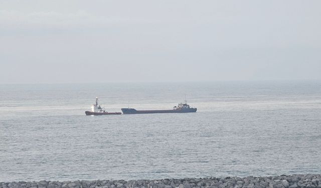 Karadeniz'de vurulan Palau bayraklı kuru yük gemisi Zonguldak'a çekildi