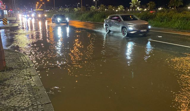 Rize'de sağanak cadde ve sokakları göle çevirdi