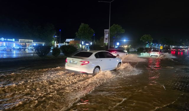 Sağanak yağış Karadeniz Sahil Yolu'nda ulaşımı aksattı