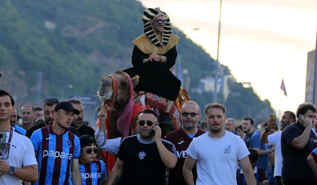 Salah sevgisi sınır tanımıyor; deveyle maça geldi