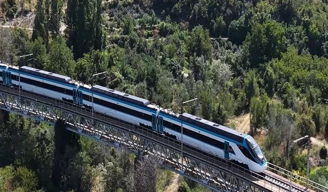 Bakan Uraloğlu: Milli elektrikli hızlı trenimiz saatte 250 kilometre hıza ulaştı