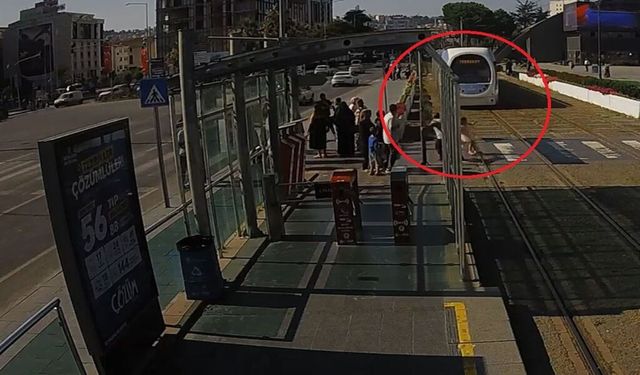 Raylara atlayan küçük kızı tişörtünden çekerek kurtardı