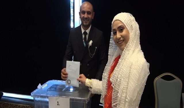 Gelin ve damat, MHP'nin kongresine katıldı