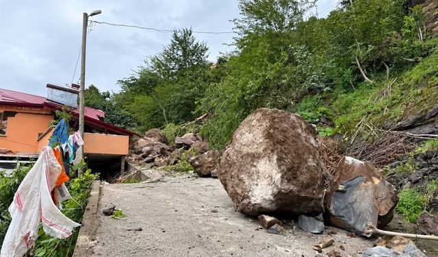 Trabzon'da heyelanda ev hasar aldı