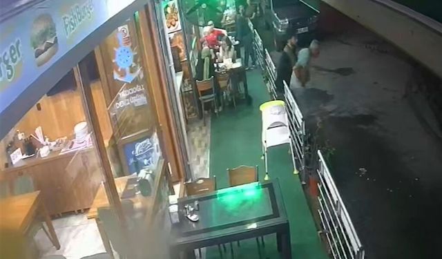 Nefes borusuna yiyecek kaçan müşterisini Heimlich manevrasıyla kurtardı