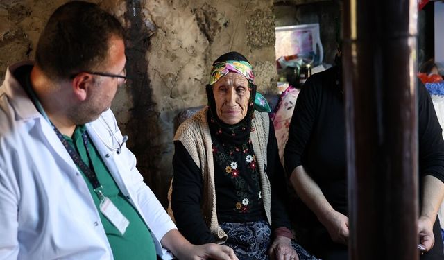Rize'de 109 yaşındaki Sabriye Gündoğdu'ya yayla evinde muayene