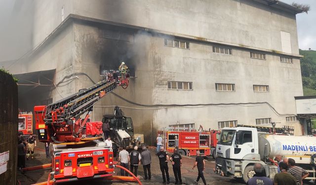 Rize’nin Çayeli ilçesinde çay fabrikasında yangın meydana geldi