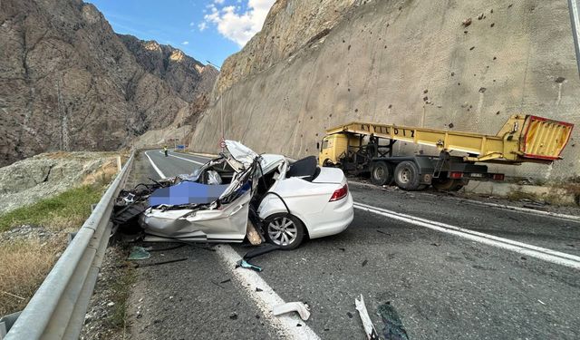 Artvin'de feci kaza: Otomobil ile kamyon çarpıştı, 1 kişi öldü