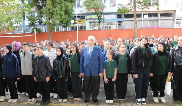 Of'ta öğrenciler yeni haftaya bayrak töreniyle başladı