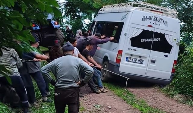 19 işçiyi taşıyan minibüs uçurumun kenarında mahsur kaldı