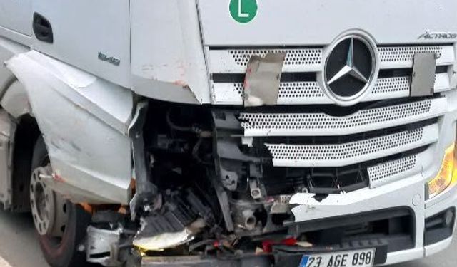 Arıza nedeniyle yol kenarında duran otomobile TIR çarptı; 2 yaralı
