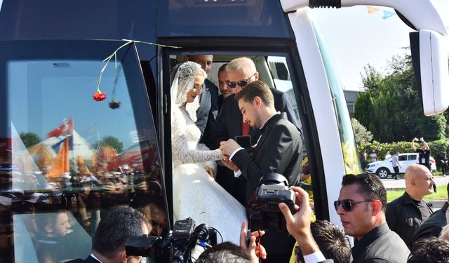 Düğünleri öncesi Cumhurbaşkanı Erdoğan'ı karşılamaya gittiler