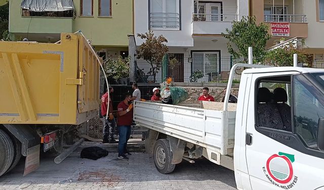 Kötü koku gelen evden 1 ton atık çıktı